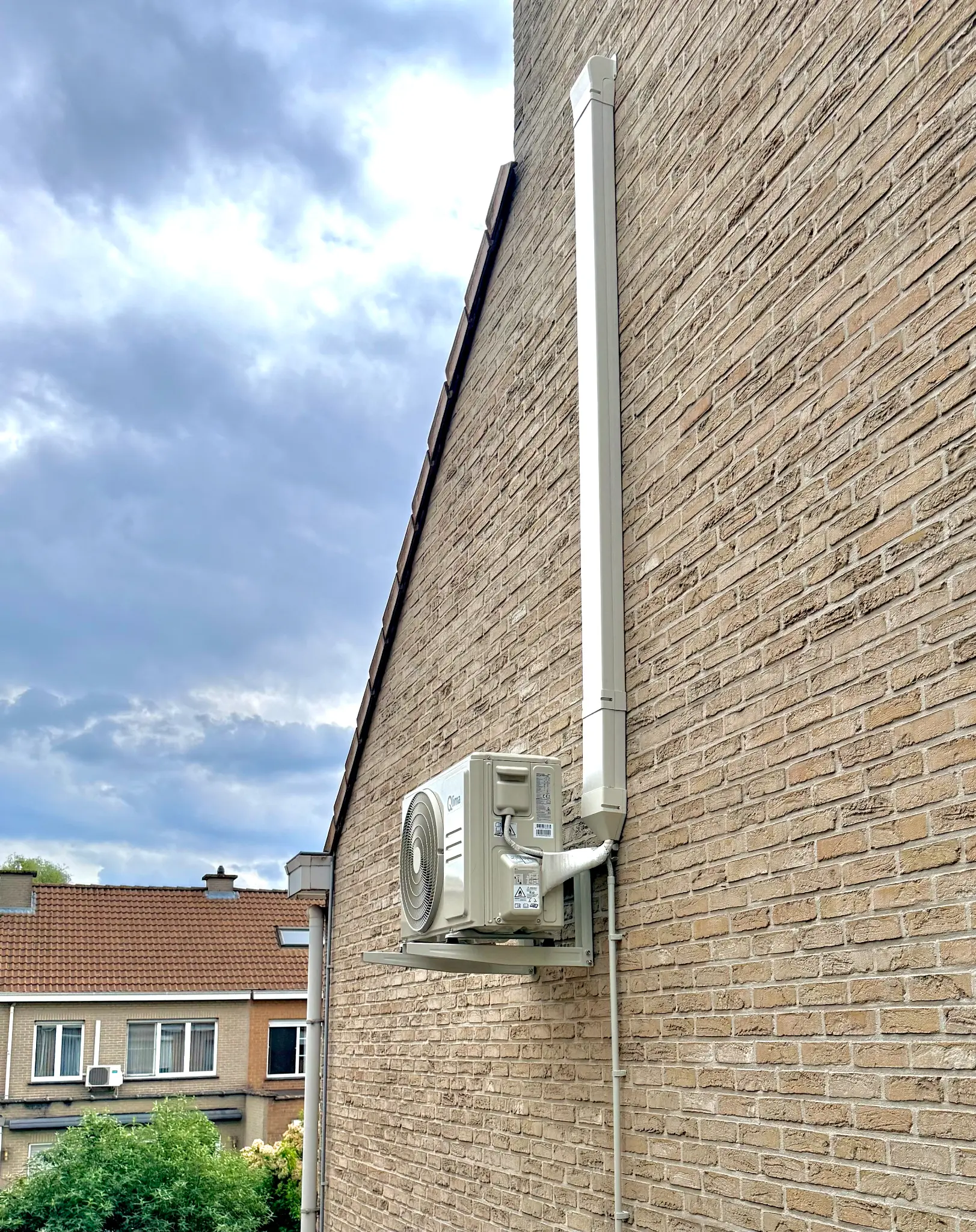Airco buitenunit aan gevel