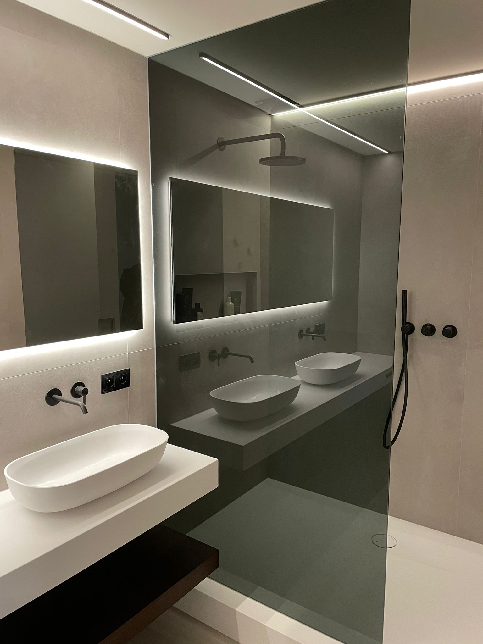 Badkamer met dubbele wastafel