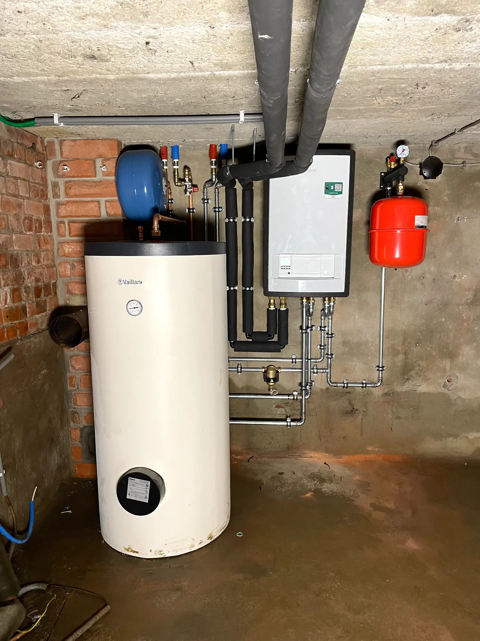 Warmtepomp installatie met boiler en verdeler